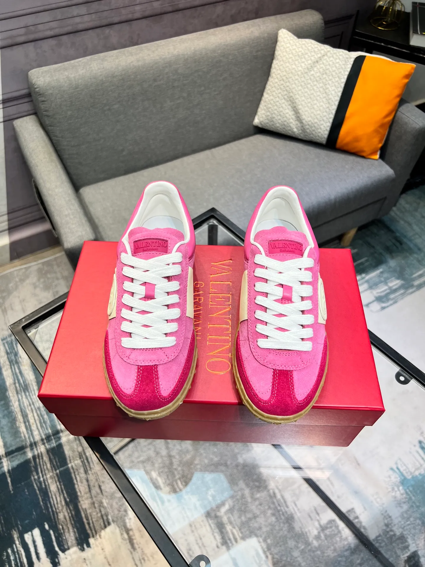 Men's shoes 💰620 👉🌹🌹VALENTINO counter synchronized new low-top casual sports shoes 👍Professional and high-end, perfect replica, first-class quality! 👍All made of original 1:1 materials, exclusive mold opening! 👍High mercerized cowhide fabric 👍TPU outsole, comfortable and wear-resistant, brand injection insole, 👍Full set of high-end counter packaging 👍All details are customized with 1:1 mold, striving for perfection! 👍Couple style female 35-41, male 38-46 (female 41, male 45 46 customized)